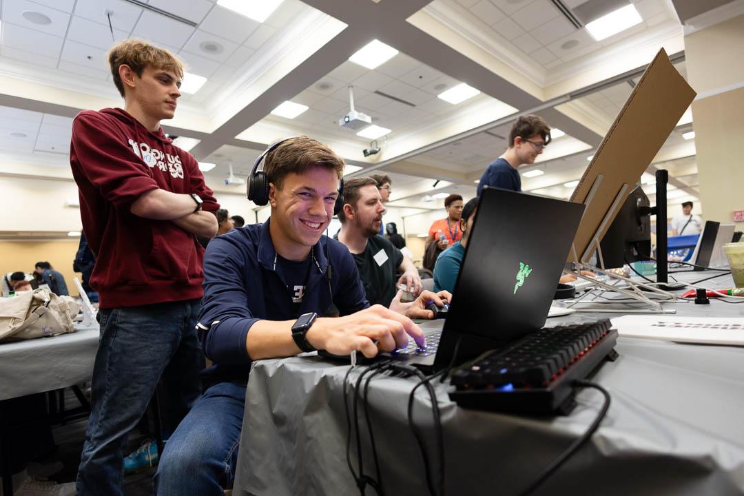 一名模拟和游戏开发学生在威克理工大学学生展示会上展示了他的技能.