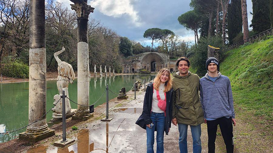 维克理工大学的学生在海外学习期间体验罗马.